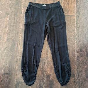 Carve Designs Black Elastic Waist Ruched Capri Pants Medium